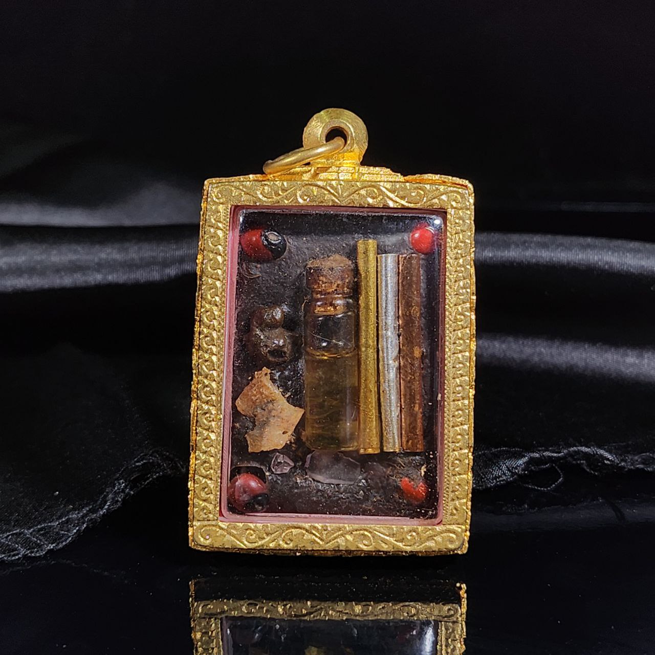 LERSI TOON鲁士吨猴子吃香蕉红白底镀金钢壳 | SAN Pin Selection