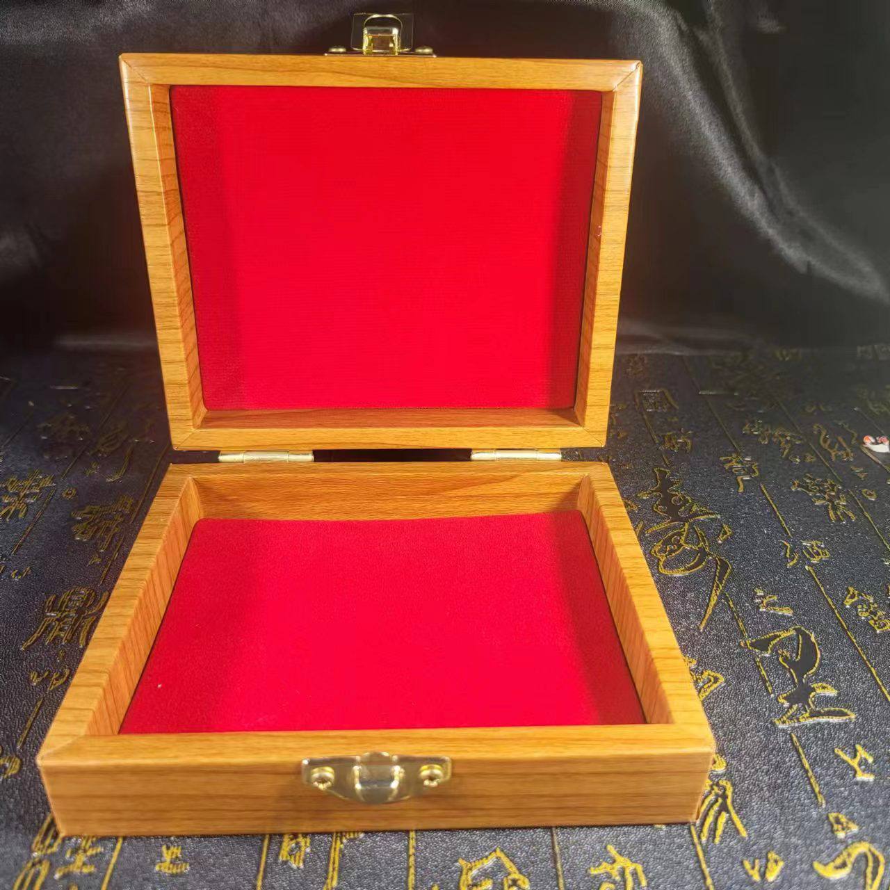 佛牌盒 （木纹款式）
 | SAN Pin Selection