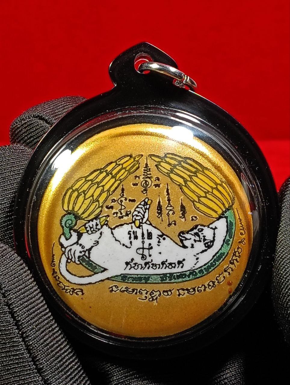 Jin Thai Fo Pai - LERSI TOON鲁士吨猴子吃香蕉（黄白底圆形）现物实拍