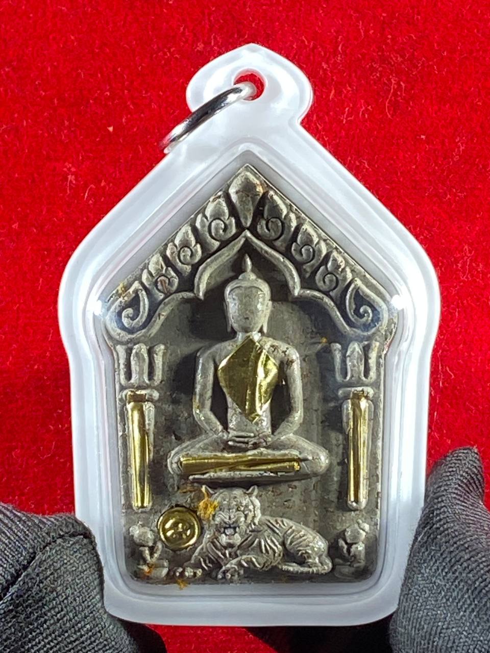 黎逸府Wat Ban Non Duea寺著名师父龙婆玛哈西拉（LP Mahasila）与阿赞布（Phra Ajarn Pu）联手督造【坤平吃睡虎 Phra Khun Phaen Suea Non Kin Model（高级Nam Lerk版）】现物实拍 | SAN Pin Selection