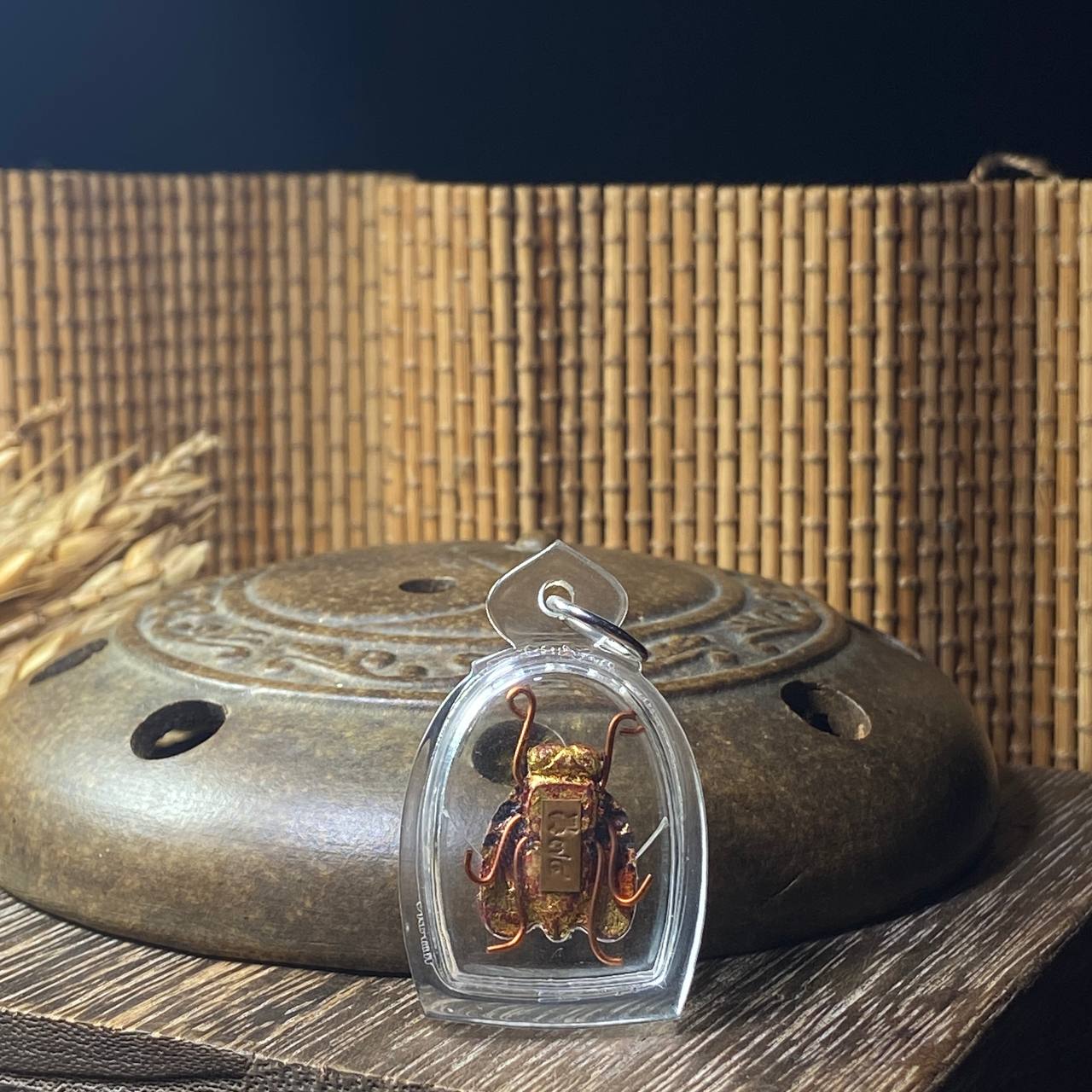 PHRA ARCHAN PHANSEAN阿占潘贤第一期红药粉金苍蝇（灵木雕贴金箔版本）
 | Jin Thai Fo Pai