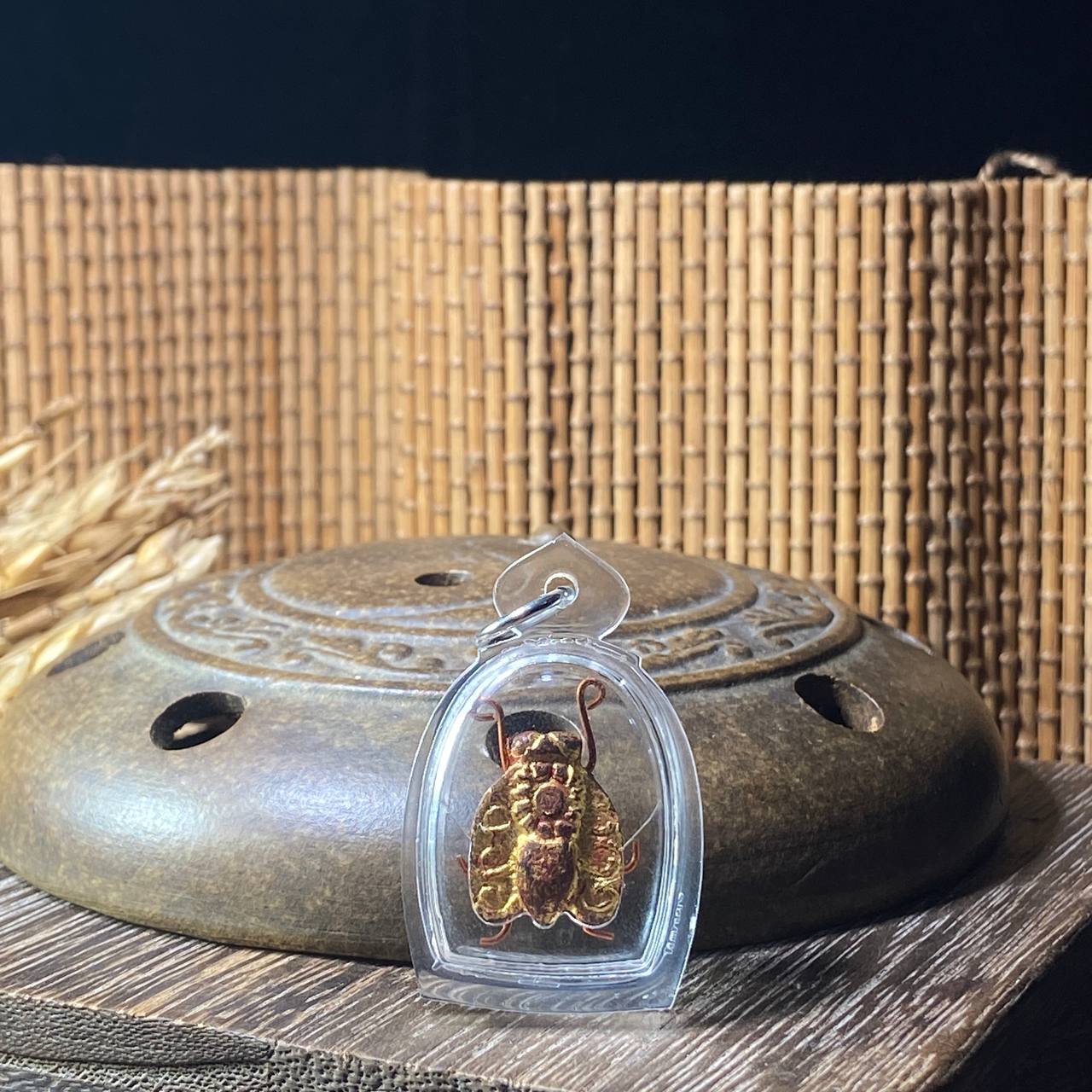 PHRA ARCHAN PHANSEAN阿占潘贤第一期红药粉金苍蝇（灵木雕贴金箔版本）
 | Jin Thai Fo Pai