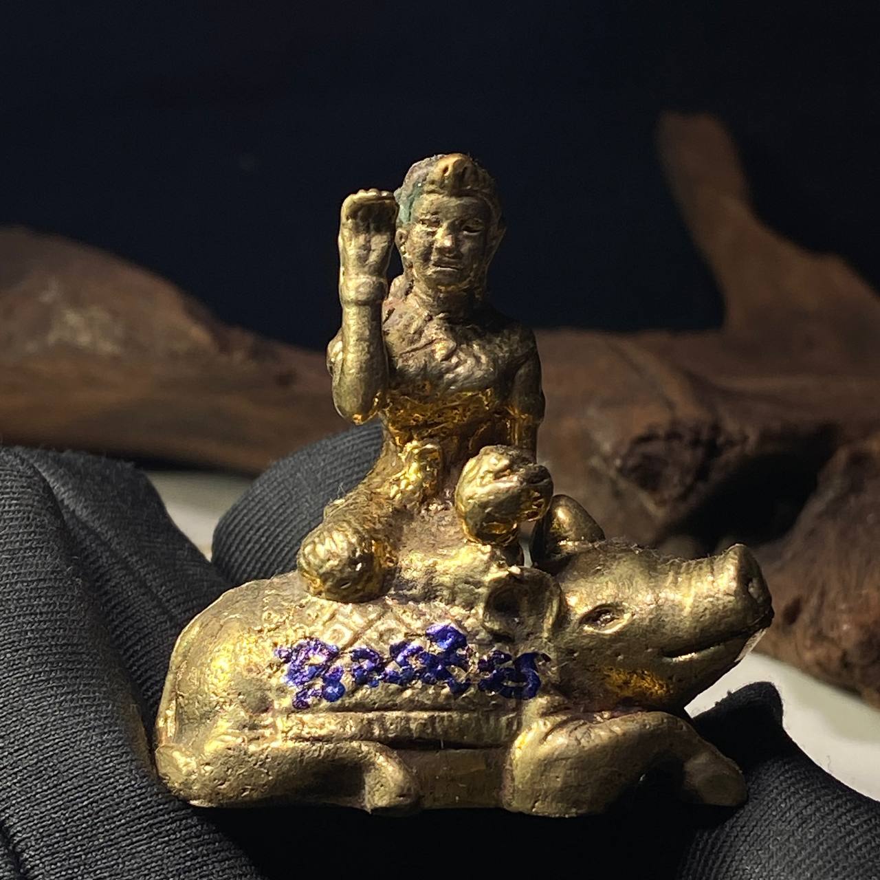 师傅阿赞烈｜招财女神坐金猪 | SAN Pin Selection