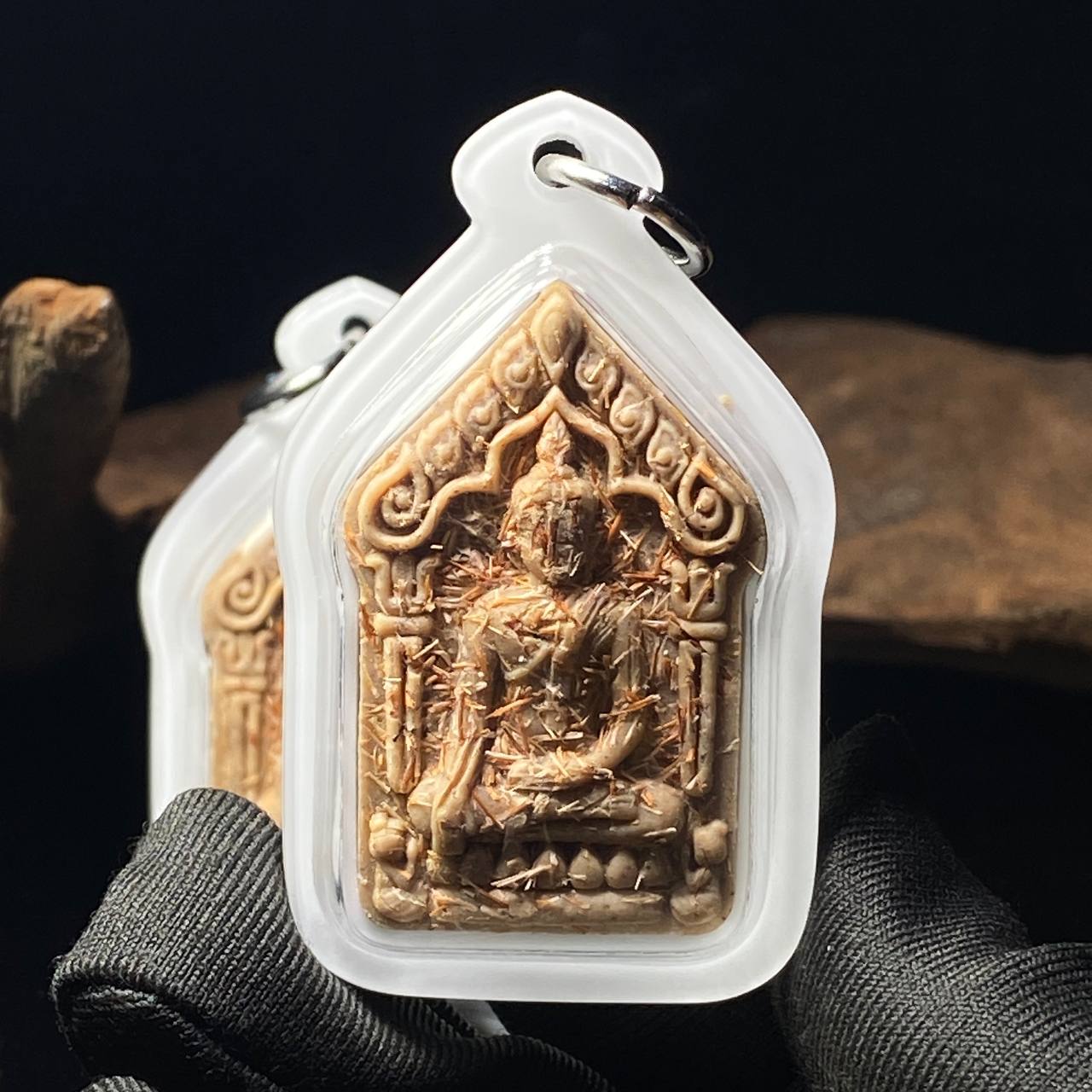 Phra Khun Paen Tewada Long Hong
坤平佛牌 之 天神迷室 | Jin Thai Fo Pai