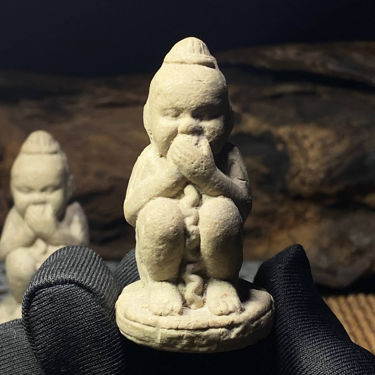 LERSI MOKALA鲁士目卡拉第一期佛历2549吸脐带古曼童（小尊） | Jin Thai Fo Pai