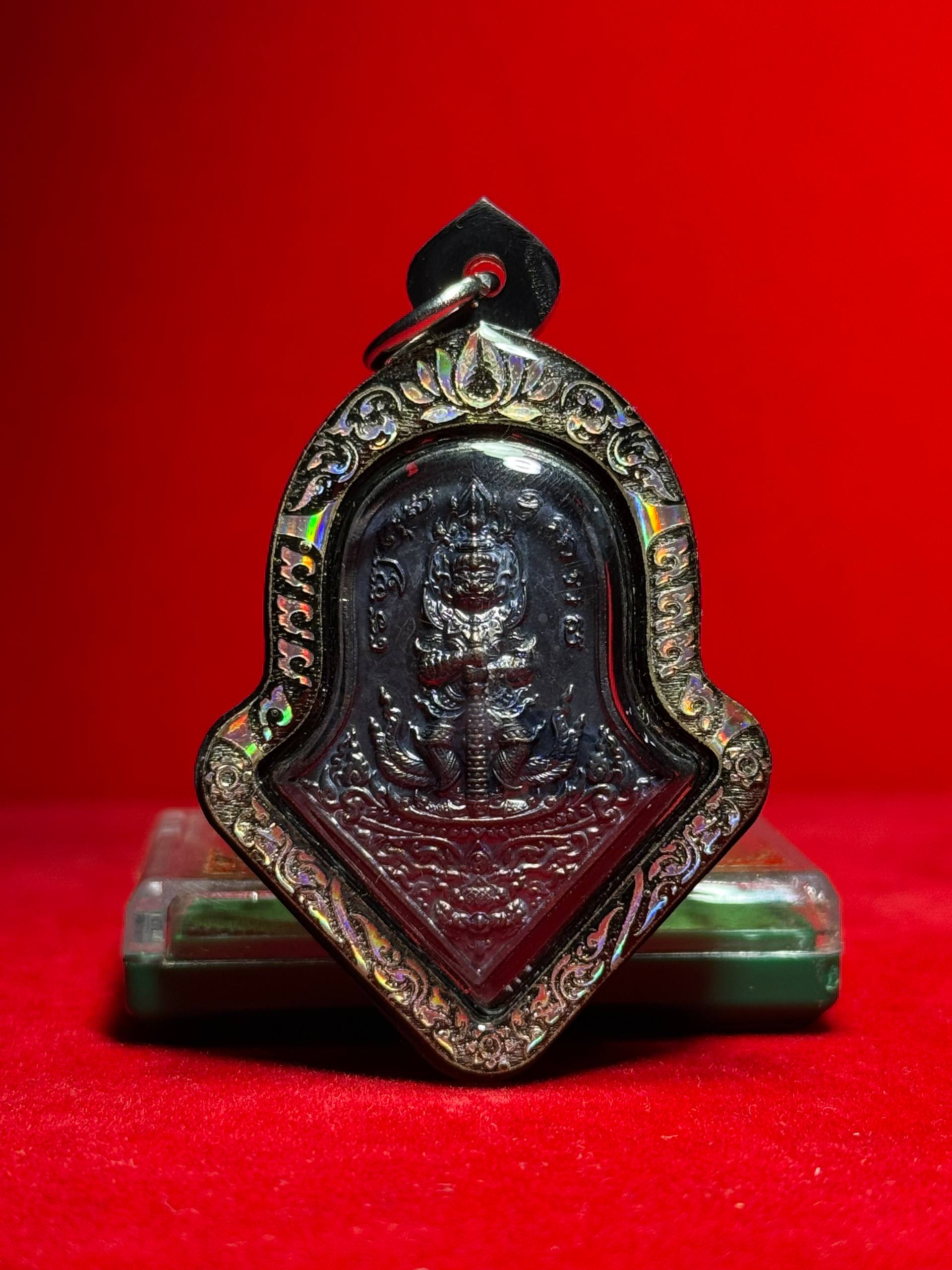 Jin Thai Fo Pai - LP YIT 龙婆易｜鬼王富裕掩面必达佛 TONG DAENG ROM DAM（镭射边亚克力防水壳）
