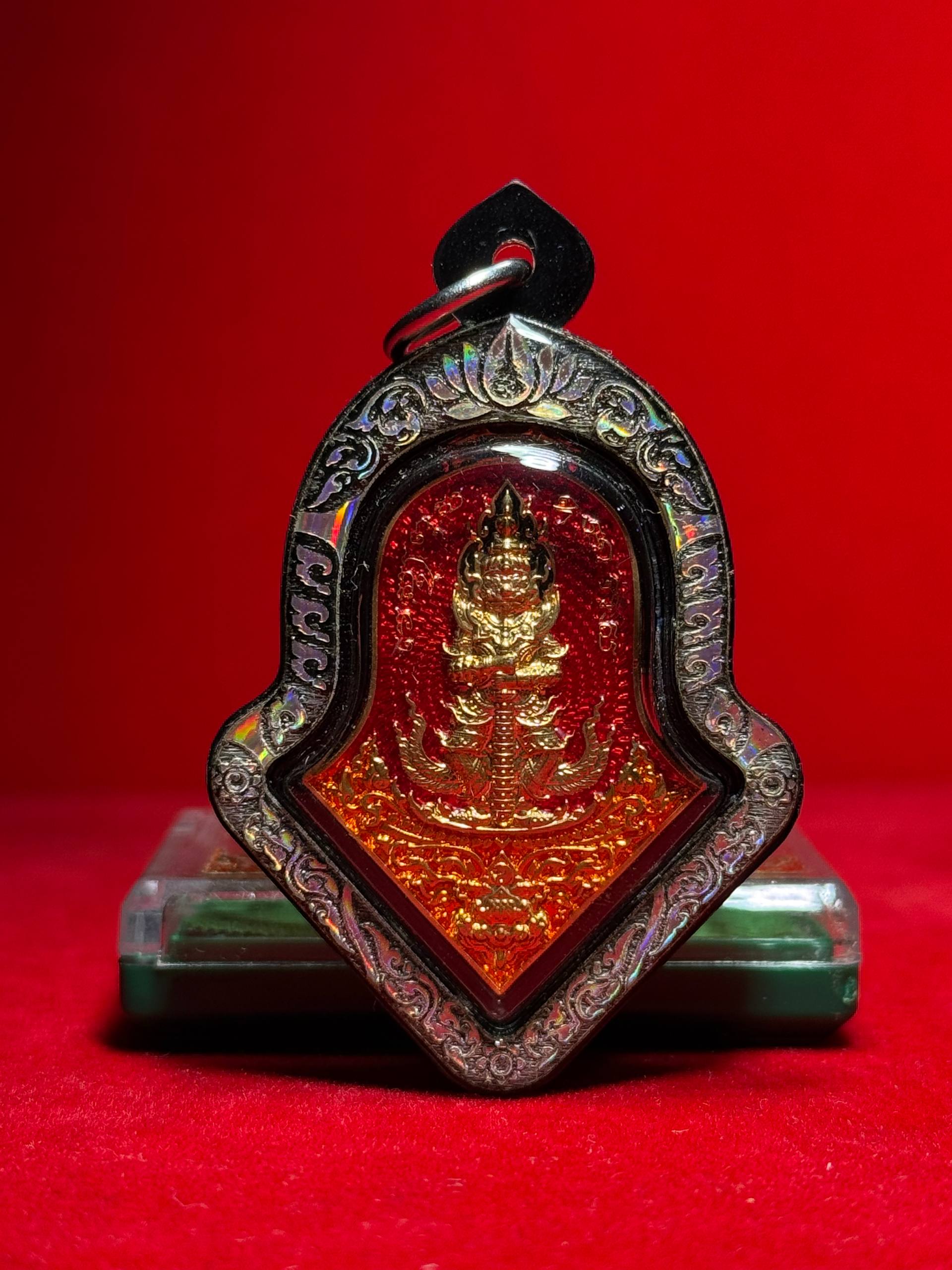 LP YIT 龙婆易｜鬼王富裕掩面必达佛 LONGYA DAENG（龙牙红，镭射边亚克力防水壳）现物实拍 | Jin Thai Fo Pai