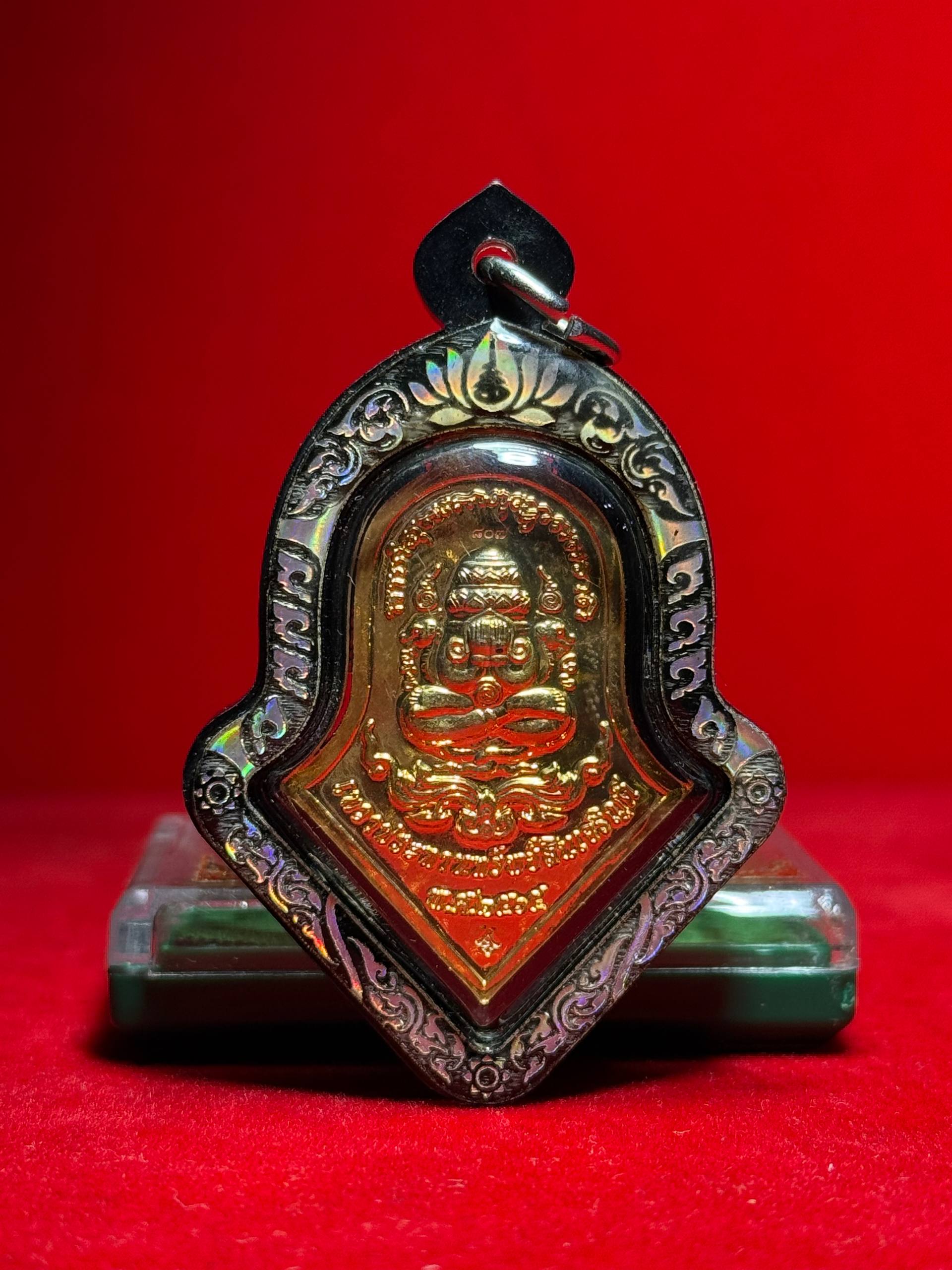 LP YIT 龙婆易｜鬼王富裕掩面必达佛 LONGYA DAENG（龙牙红，镭射边亚克力防水壳）现物实拍 | Jin Thai Fo Pai