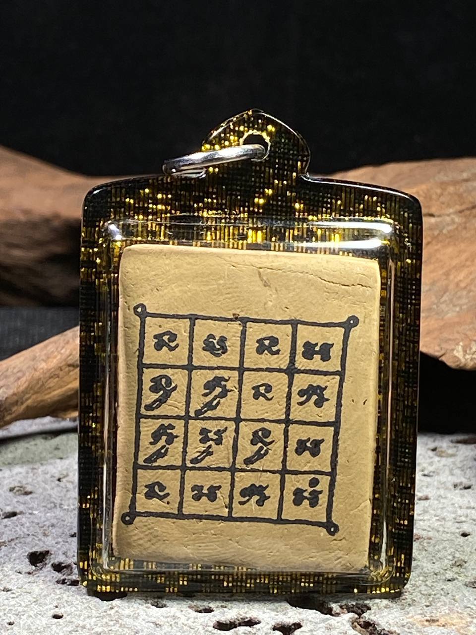 泰南老虎洞高僧 Luang Phor SomBoon
HunPakyYong Roon ChaNaMan
魂魄勇 之 战胜妖魔【褐色圣粉版 限量 222 尊】 | SAN Pin Selection