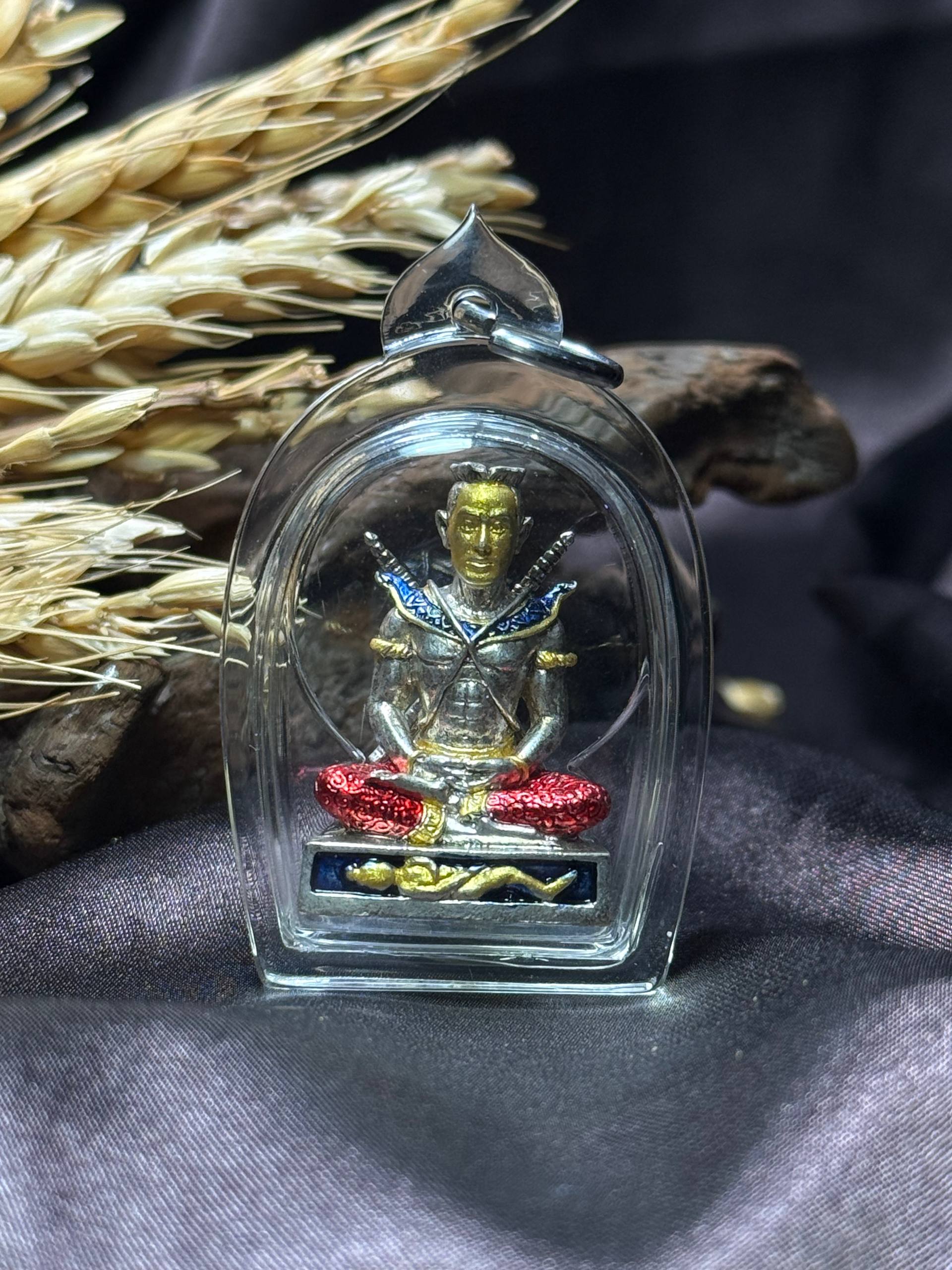 金面双刀坤平 · 底部三塔固（金银铜）
Be2559｜古巴康斌老师公（Kruba Kampeng）现物实拍 | SAN Pin Selection