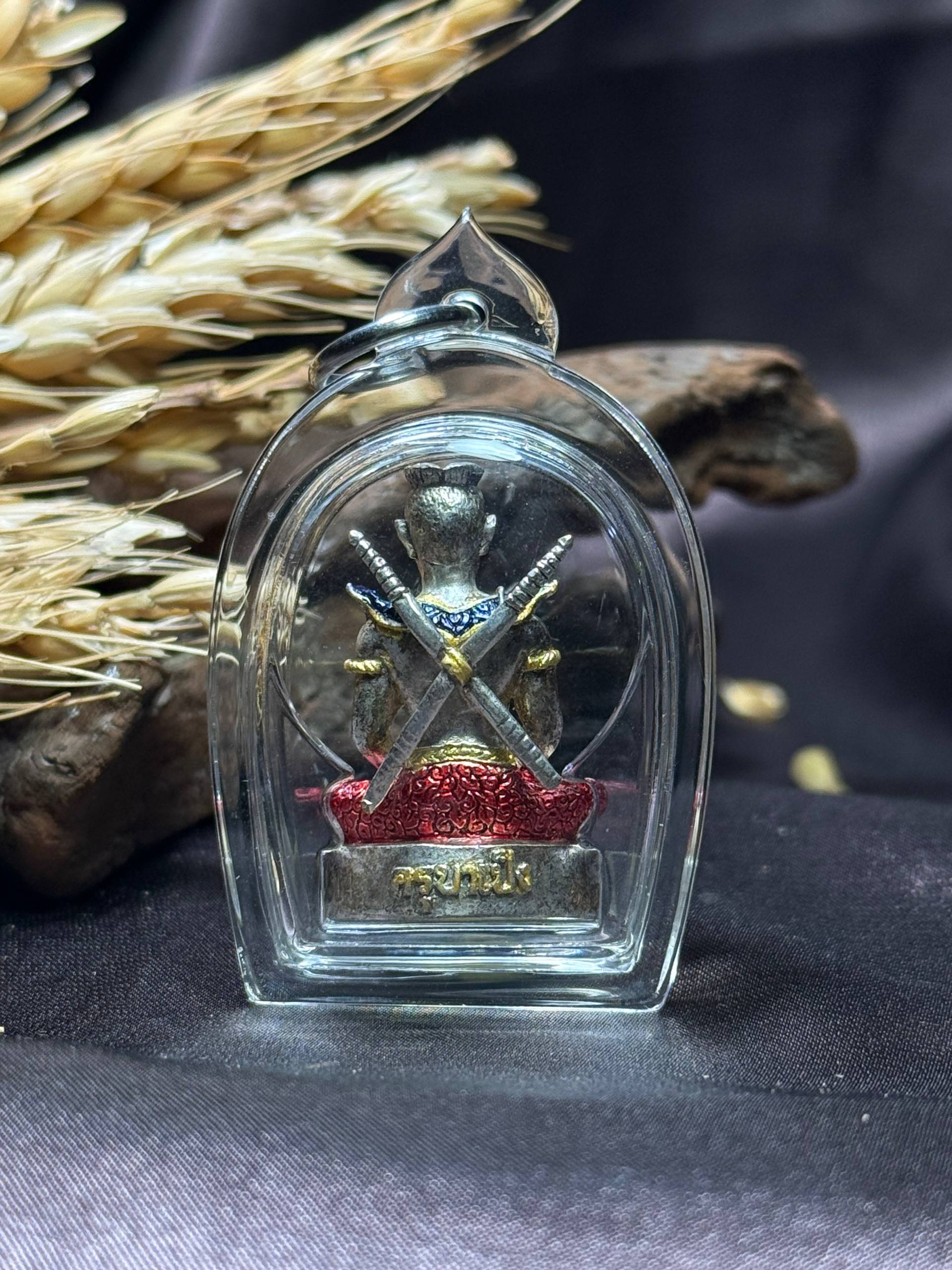 金面双刀坤平 · 底部三塔固（金银铜）
Be2559｜古巴康斌老师公（Kruba Kampeng）现物实拍 | SAN Pin Selection