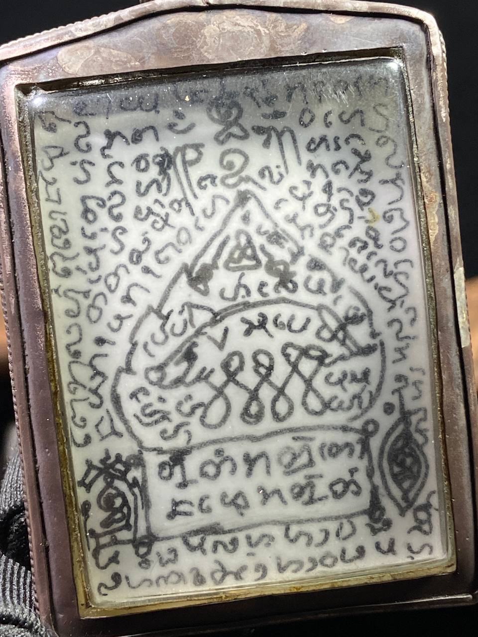  阿赞旁画符 婆厅法照 背面 Mu Thong Din（姆烫钉）挡险山猪符咒 阿赞旁（Po Pong）现物实拍 | Jin Thai Fo Pai