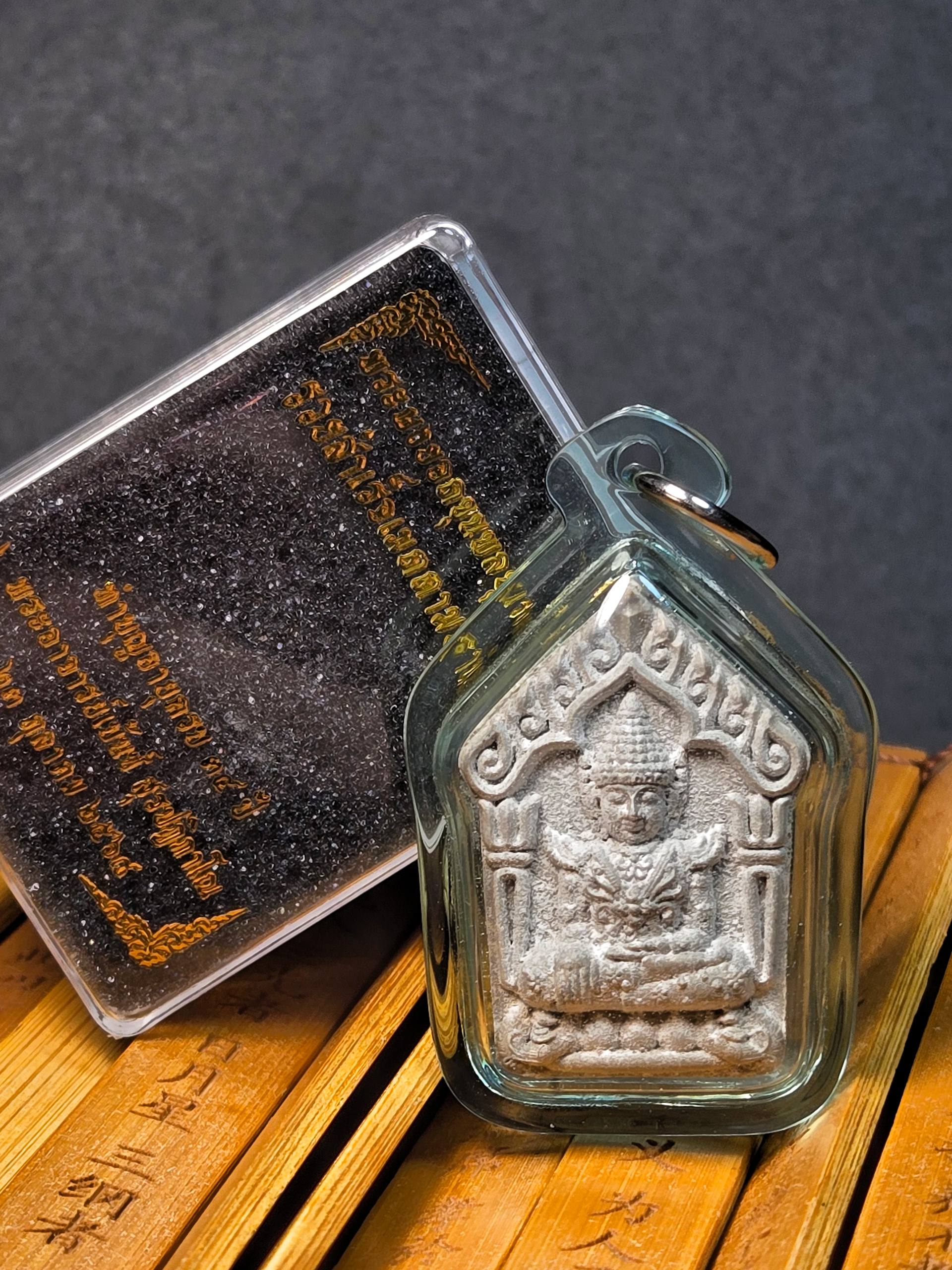 Phra Yoke Khun Phon（帕玉坤碰佛祖粉牌）
Phra Archan Benz｜Wat Ratchathiwat｜B.E.2568 | SAN Pin Selection