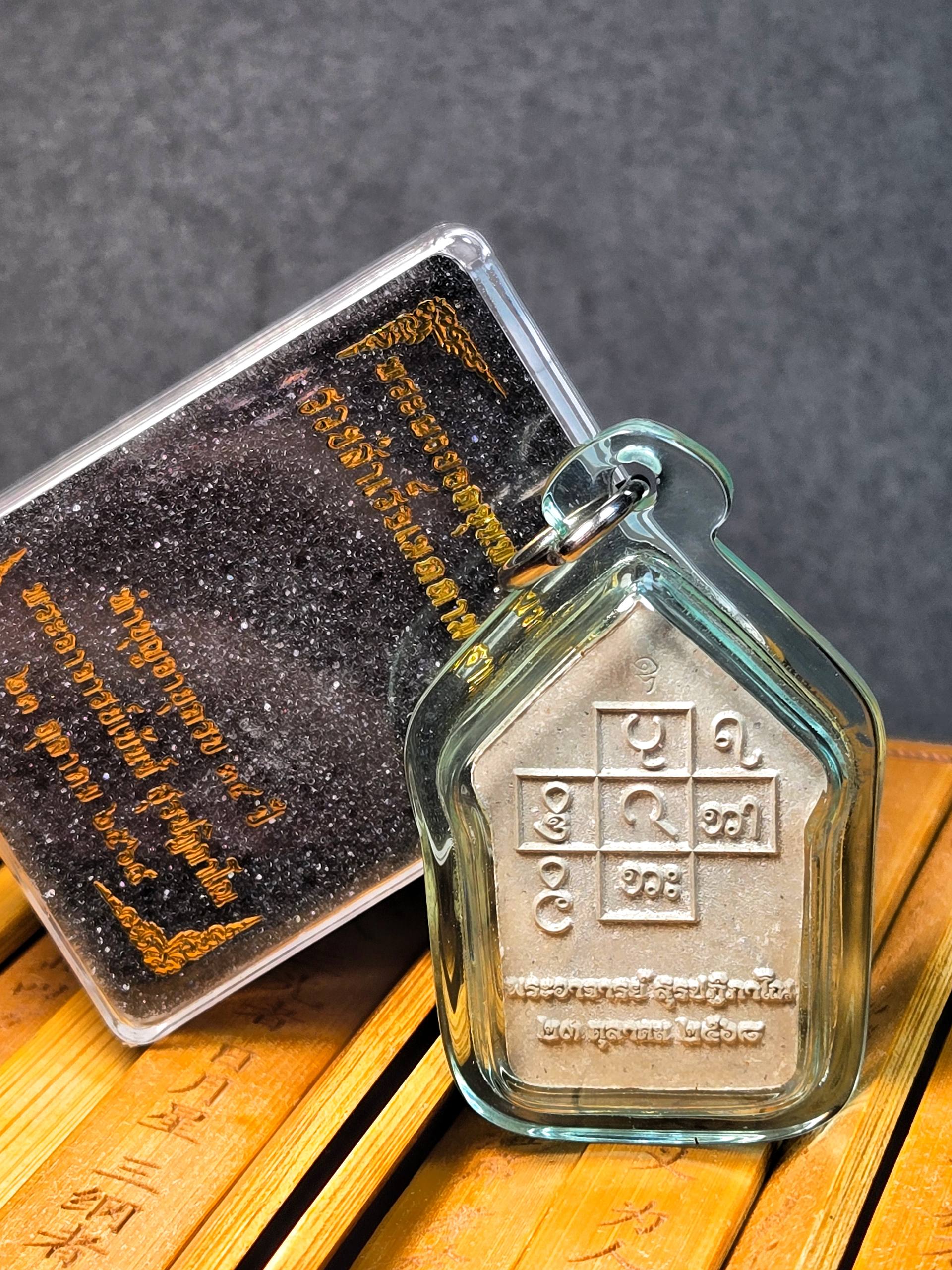 Phra Yoke Khun Phon（帕玉坤碰佛祖粉牌）
Phra Archan Benz｜Wat Ratchathiwat｜B.E.2568 | SAN Pin Selection