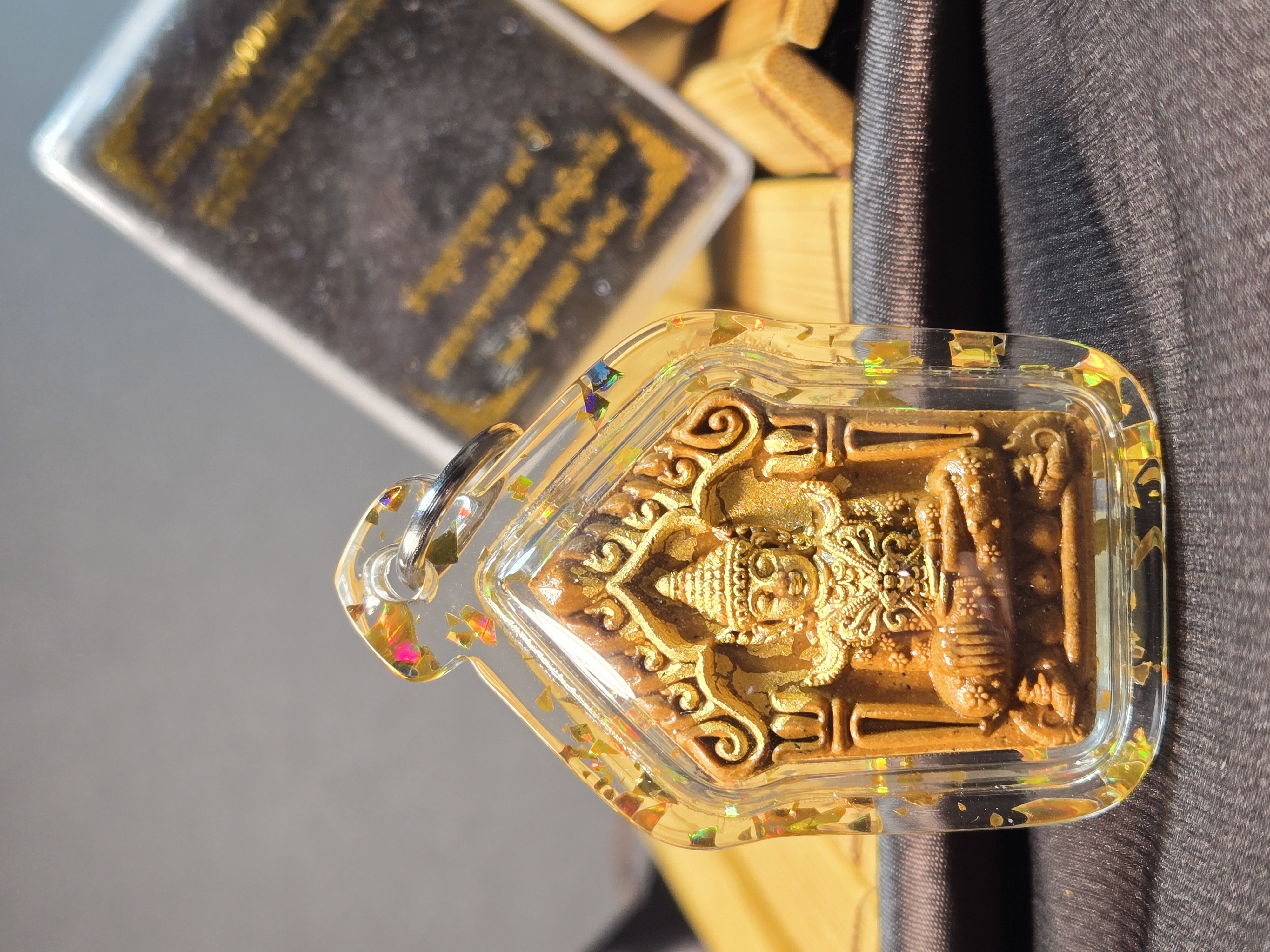 Phra Yoke Khun Phon（帕玉坤碰佛祖粉牌 · 双银符管版）
Phra Archan Benz｜Wat Ratchathiwat｜B.E.2568 | SAN Pin Selection