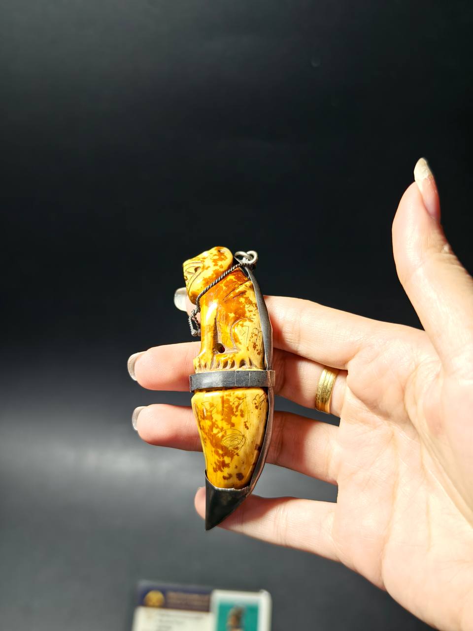 龙婆本｜B.E.2538 孤品天然老虎牙虎王｜手工雕刻・鉴定卡｜68030336｜现货实拍 | Jin Thai Fo Pai
