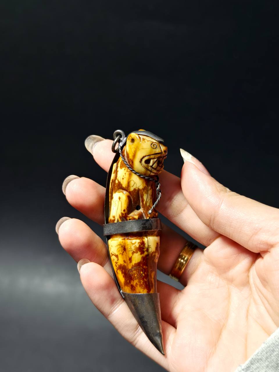 龙婆本｜B.E.2538 孤品天然老虎牙虎王｜手工雕刻・鉴定卡｜68030334｜现货实拍 | Jin Thai Fo Pai