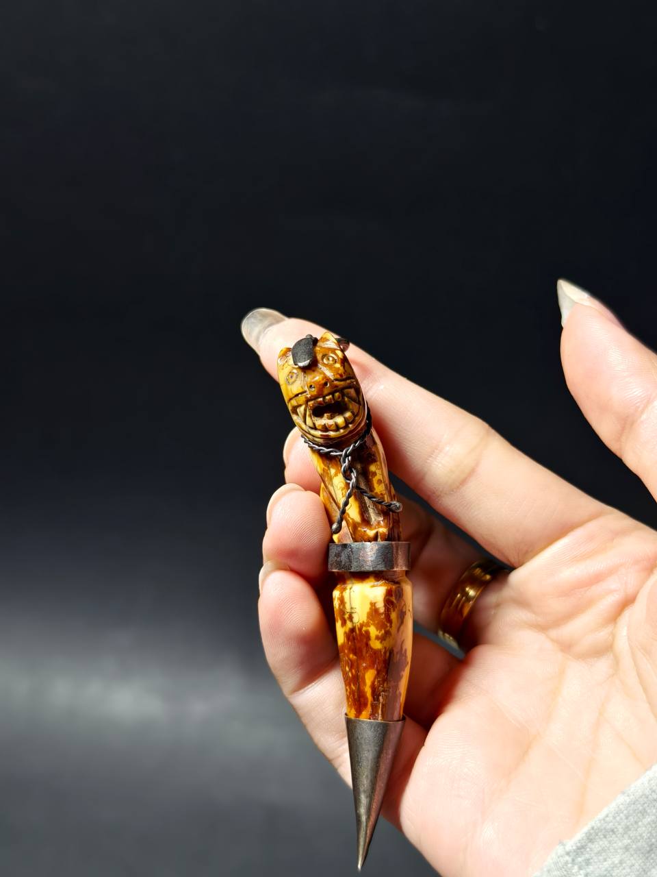 龙婆本｜B.E.2538 孤品天然老虎牙虎王｜手工雕刻・鉴定卡｜68030334｜现货实拍 | Jin Thai Fo Pai