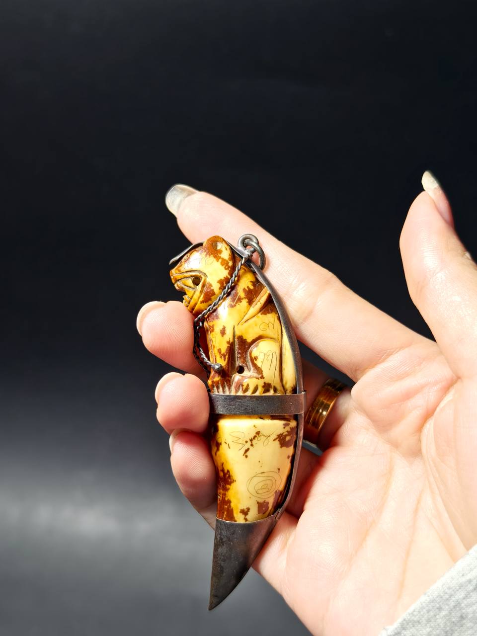 龙婆本｜B.E.2538 孤品天然老虎牙虎王｜手工雕刻・鉴定卡｜68030334｜现货实拍 | Jin Thai Fo Pai